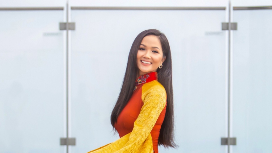 Hoa hậu H’Hen Niê tung bay tà áo dài trên tòa nhà cao nhất Việt Nam